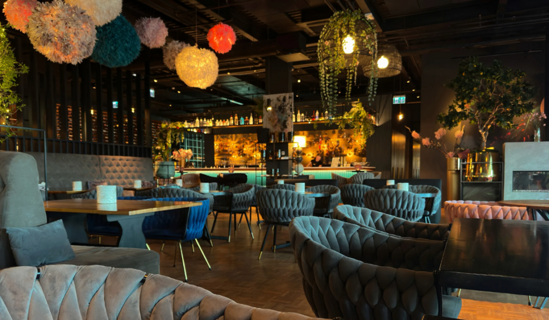 5 standout reasons to choose a stay at a hotel with a quality bar and restaurant